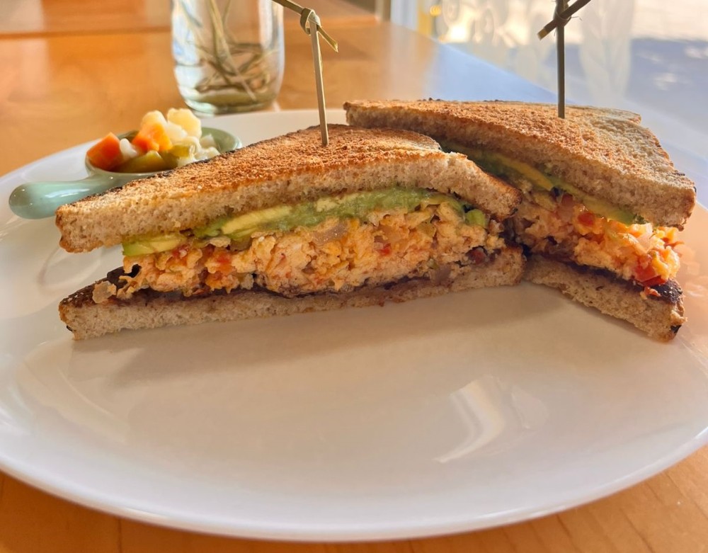 Sándwich de huevo a la mexicana 