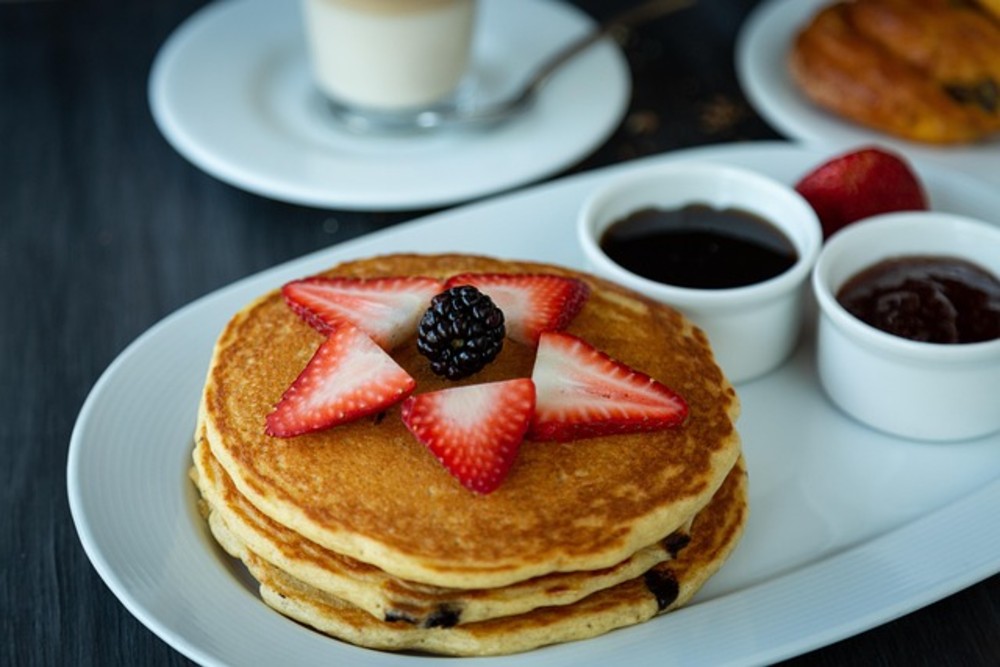 hot cakes con huevo y tocino