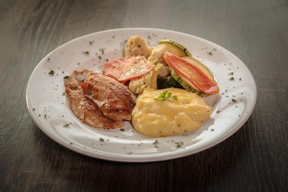 pollo con ensalada y arroz