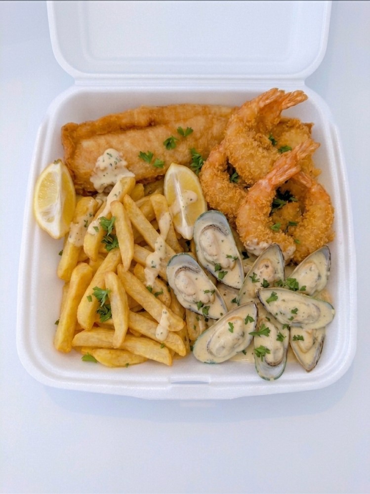 Fish 200g, 4xPrawns, 8xMussels & Chips 300g Combo