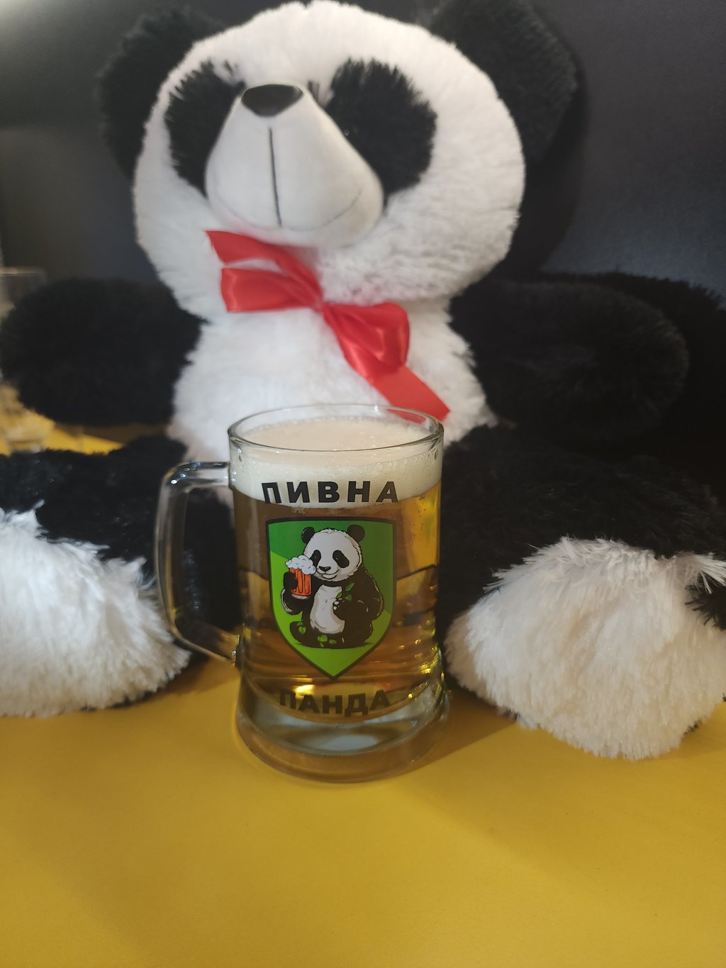 Келих з ручкою великий, кольоровий 0.66