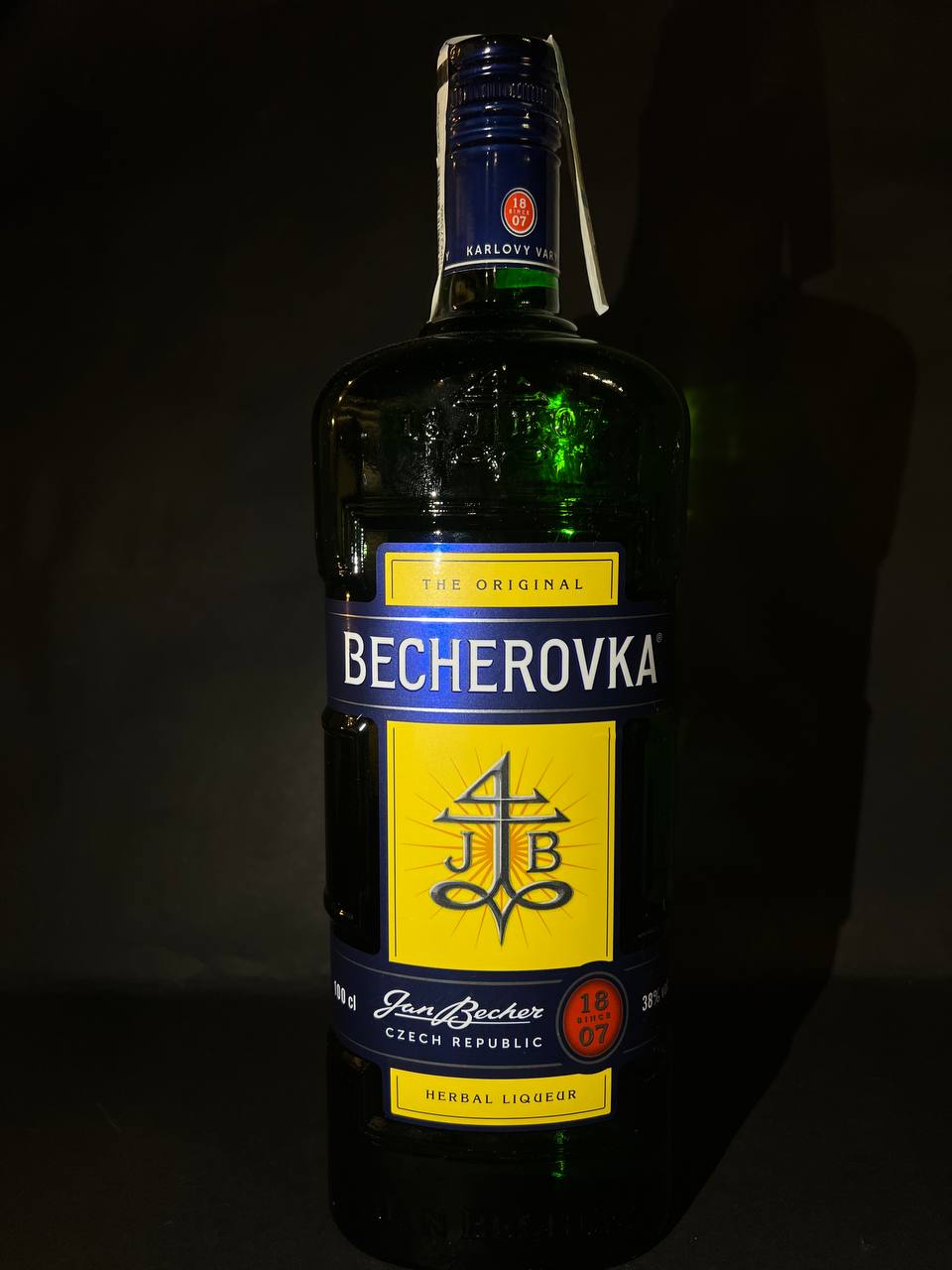 Лікерна настоянка на травах Becherovka 0.7л. 38%