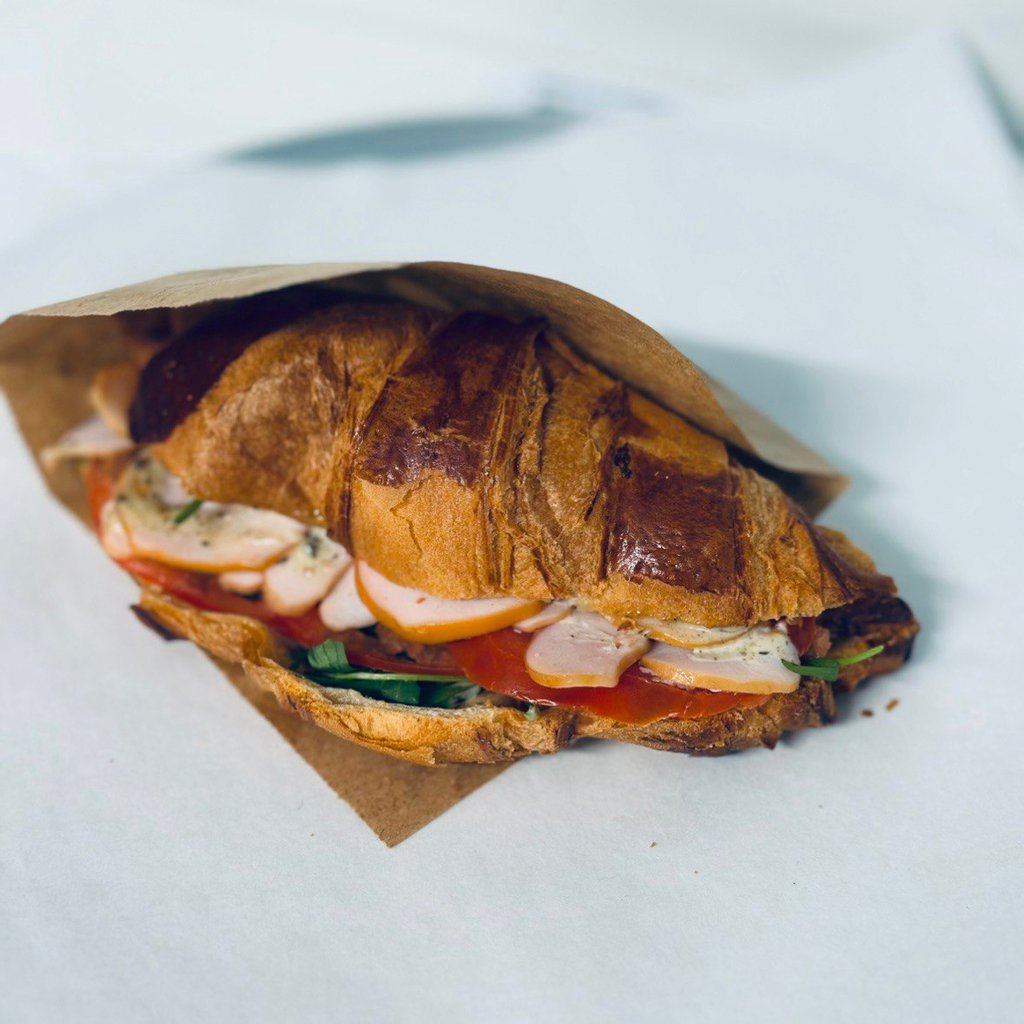 Круасан з копченою куркою