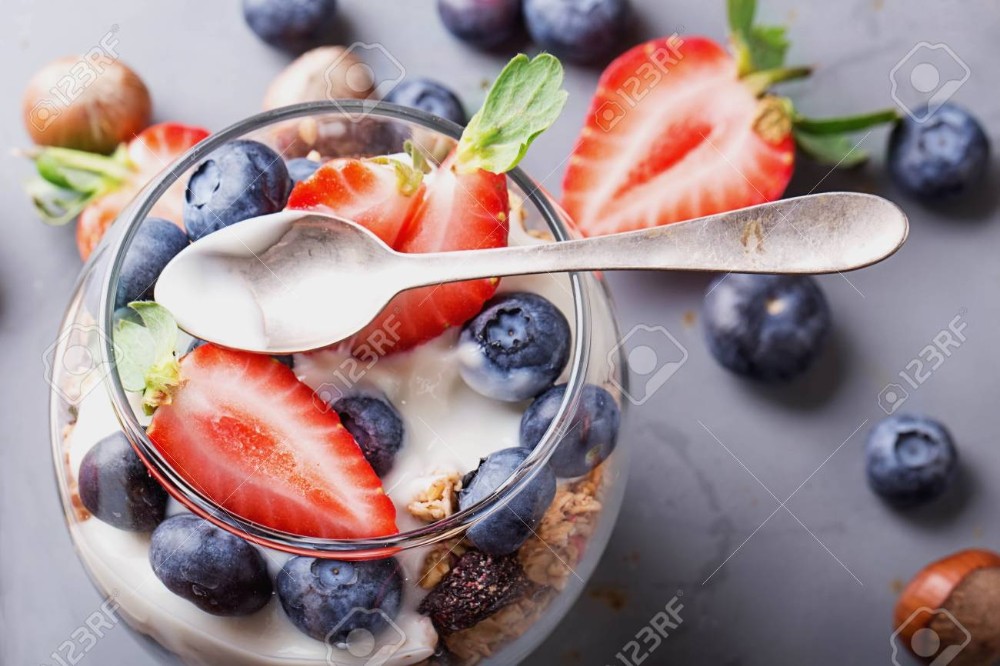 Yogurt con fresas, arándano y miel.
