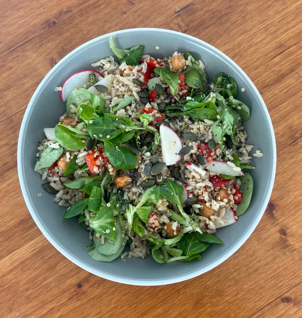 Ensalada de quinoa y arroz integral con Pimientos rojos y garbanzos asados y menta, 
