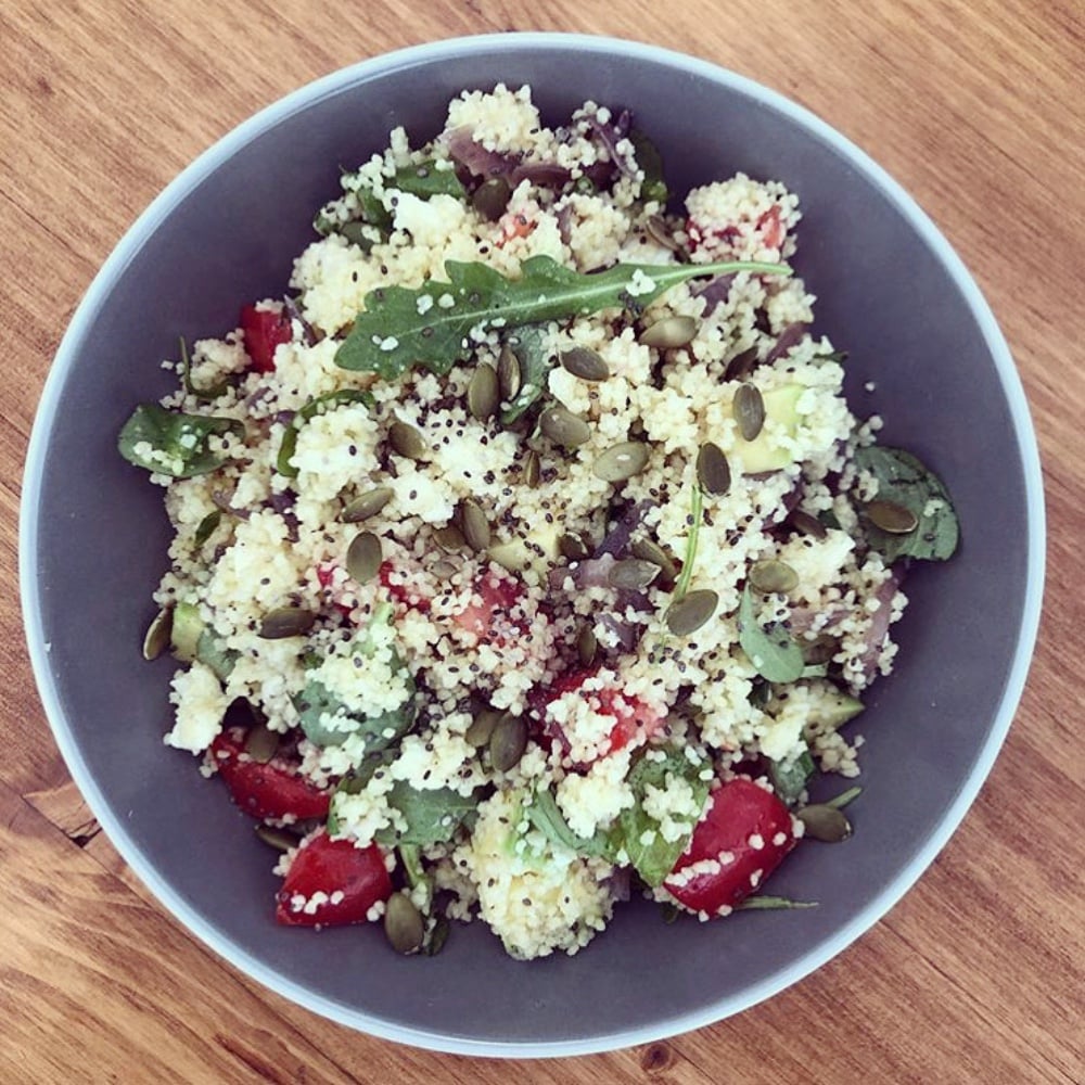 Ensalada de cous cous perlada, tomates cherry y cebollas morados asados y espinacas