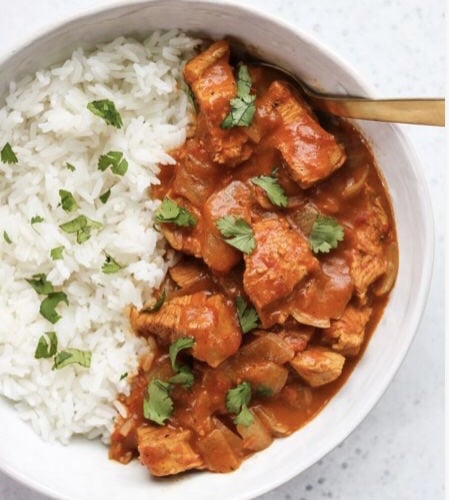 Curry de ¨butter chicken¨y garbanzos con arroz basmati y pan pita