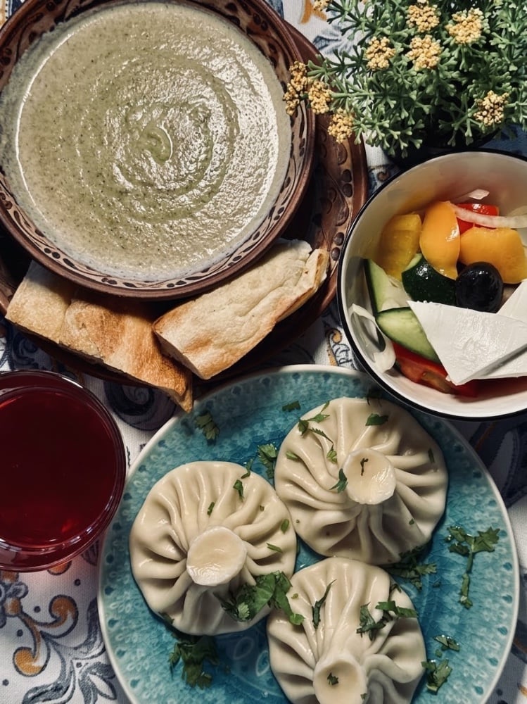 Обід №2 (грибний крем-суп, салат грецький, хінкалі свинина-яловичина)