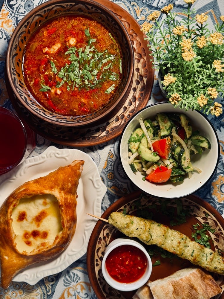 Обід №1 (суп харчо, салат по-грузинськи, люля курячий, міні хачапурі по-аджарськи)
