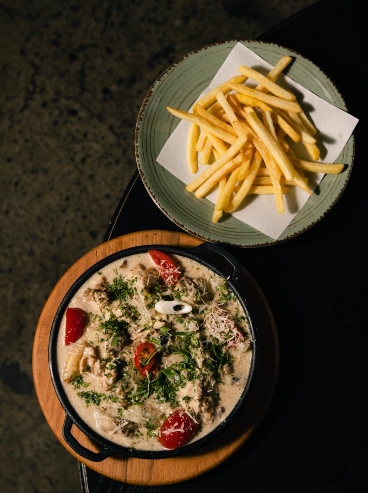 Пательня з куркою та грибами