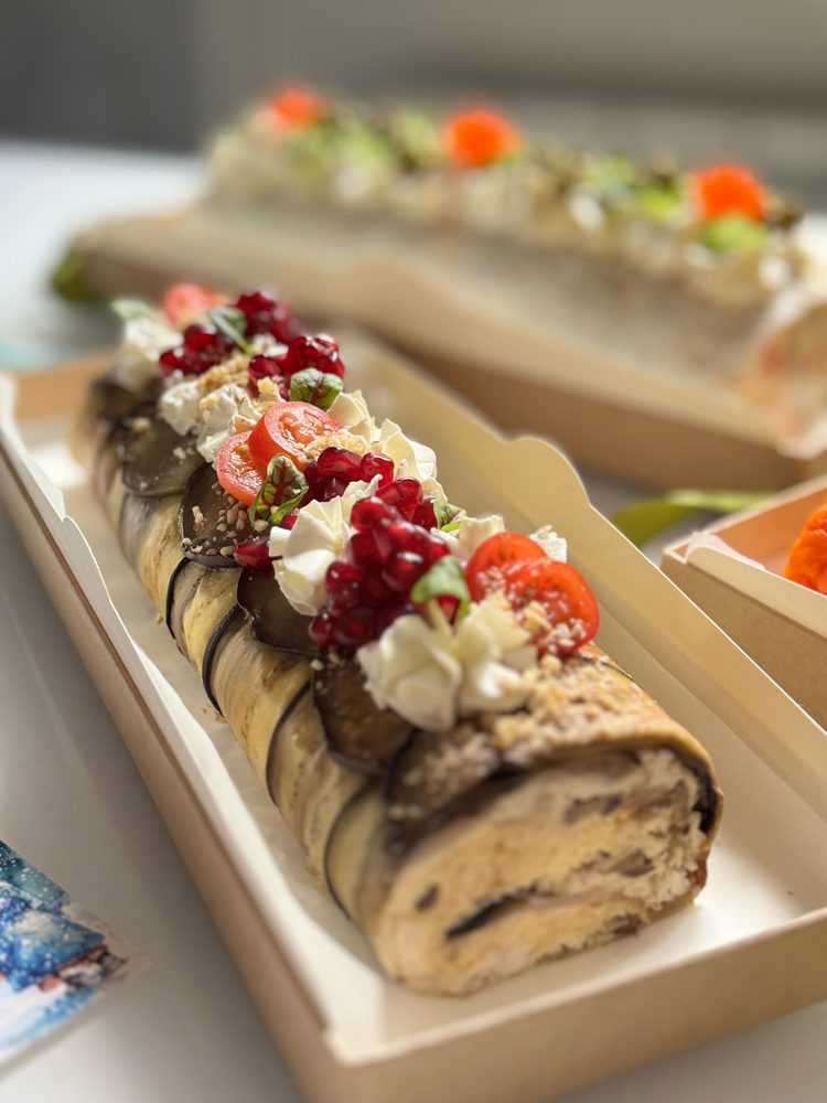 Салат в рулете с бвклажаном и курицей 1,2 кг
