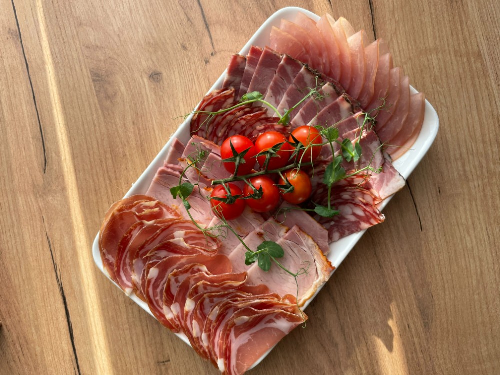 Ассорти мясных деликатесов