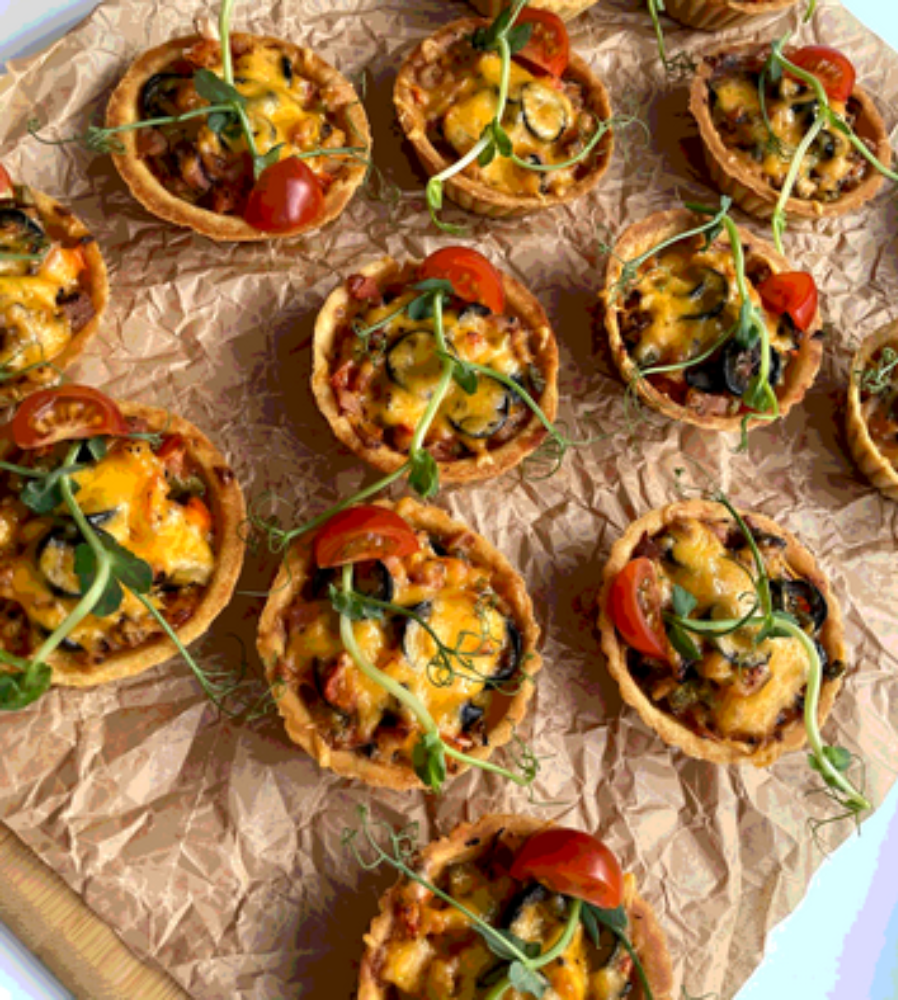 Запечённые тарталетки с копченой курицей, овощами и маслинами 16 шт