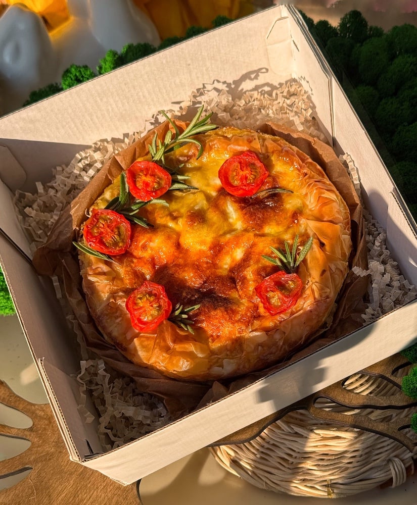 Пирог с мясом индейки капустой сыром и розмарином 900 гр 