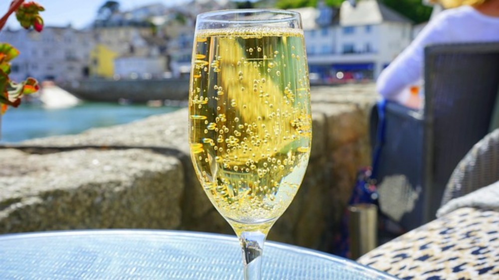 Sparkling wine (GLASS) / ცქრიალა ღვინო