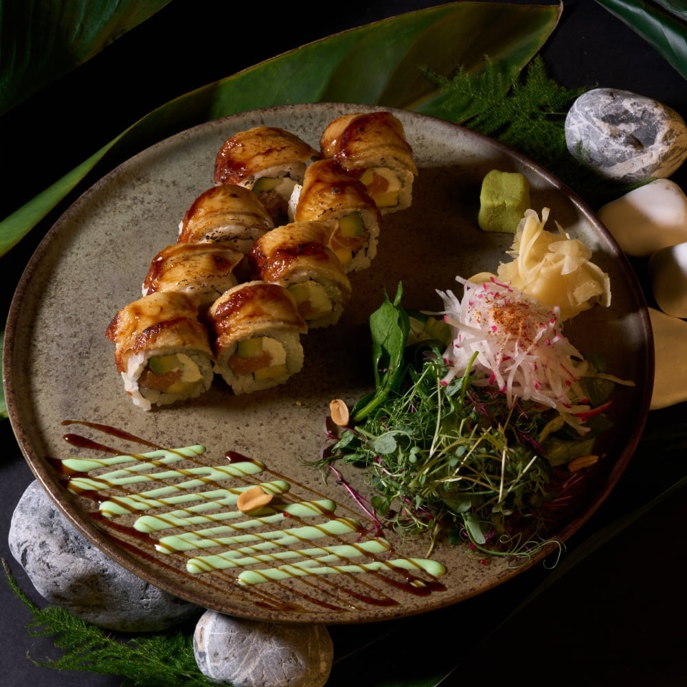 როლი ორაგული, გველთევზა, მანგო / Roll salmon, Eel, Mango