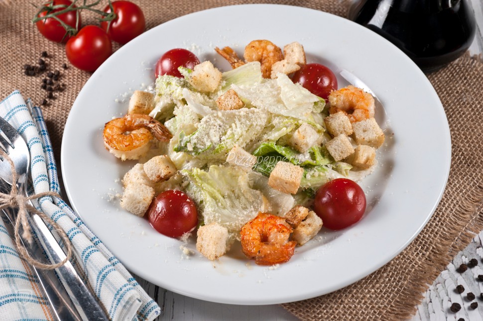 Цезарь с креветками (по сезону) / Caesar shrimps salad (by season)
