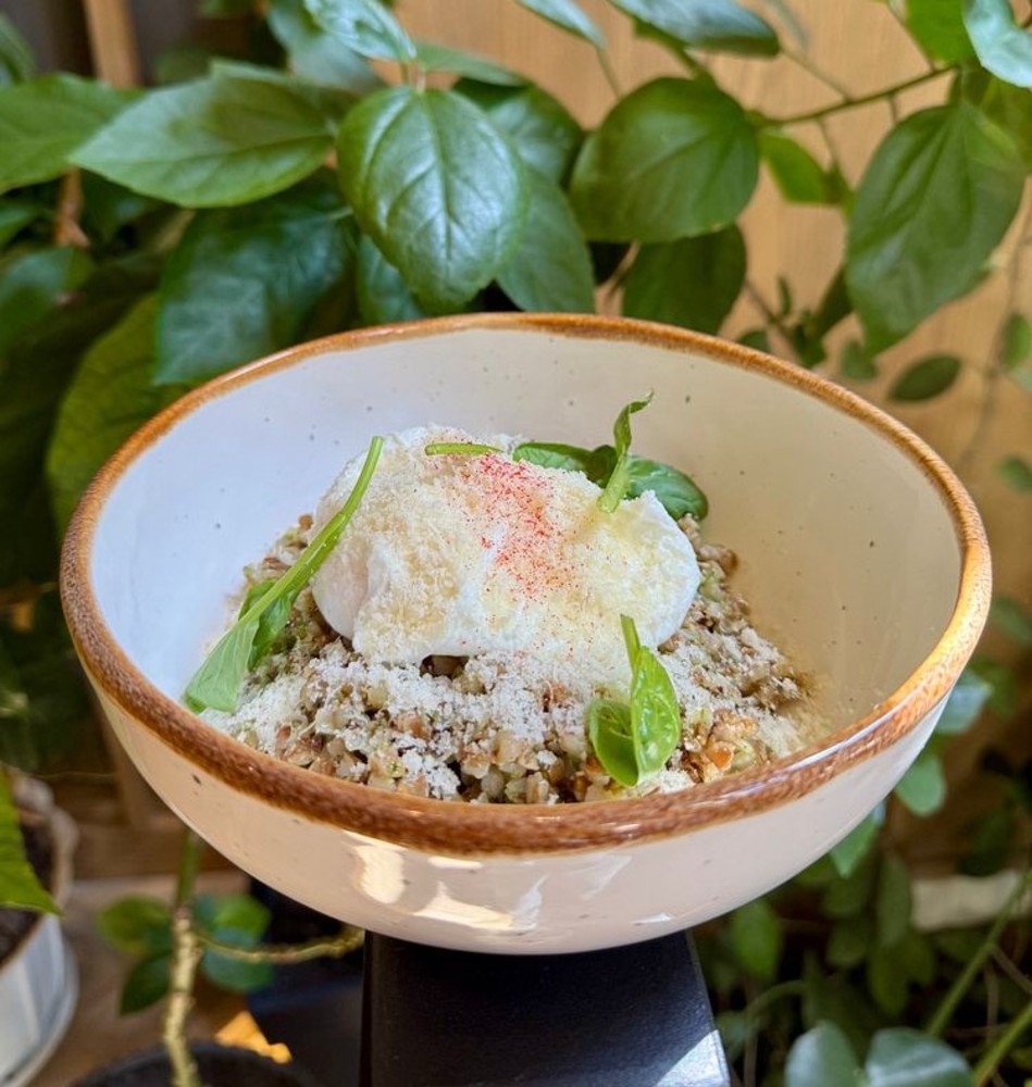 Гречка з куркою та яйцем пашот (330г)
