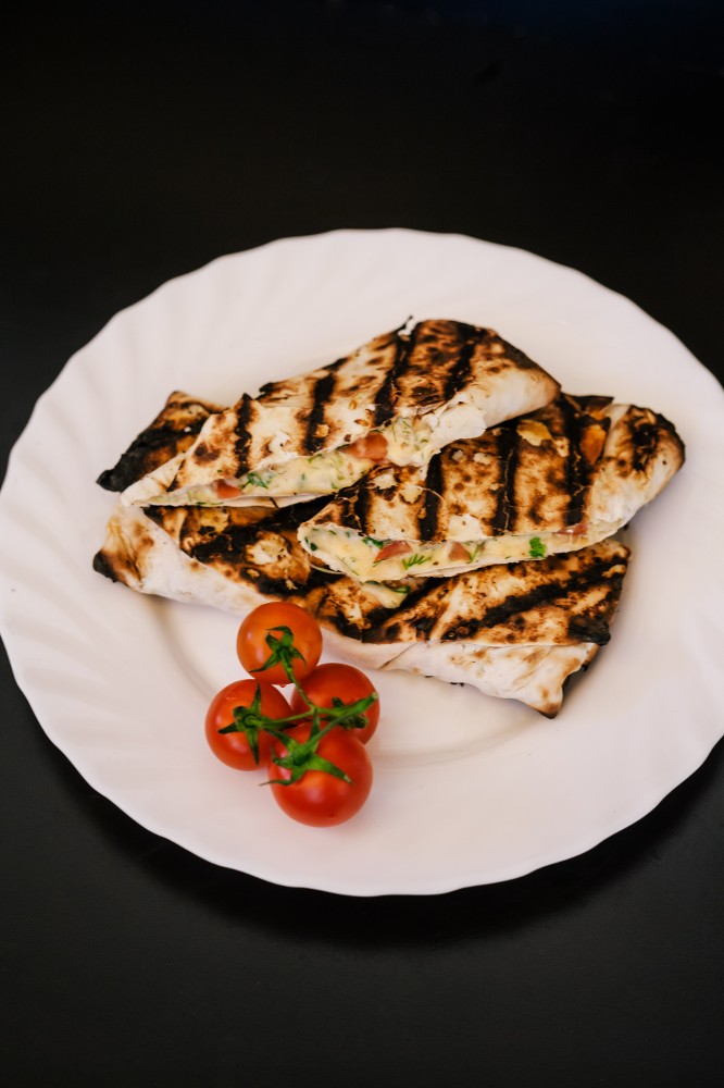 Лаваш с сыром и томатами