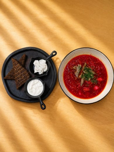 Борщ з телятиною, сметаною та салом, 350 г, 30 г, 30 г.