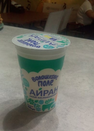 айран в стакані