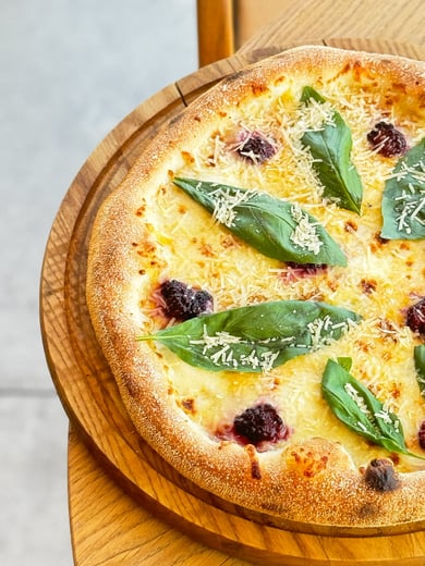 Pizza "BlackBerry" сирна з ожиною