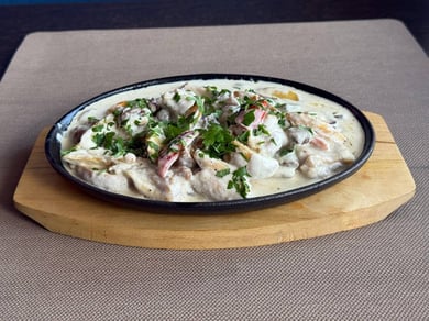 Пательня з куркою та грибами