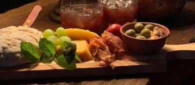 Tabla Chica (2 quesos, jamon serrano, croissant, fruta, aceitunas, nuez)