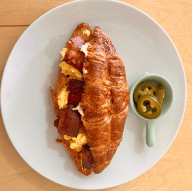 Croissant huevo y tocino